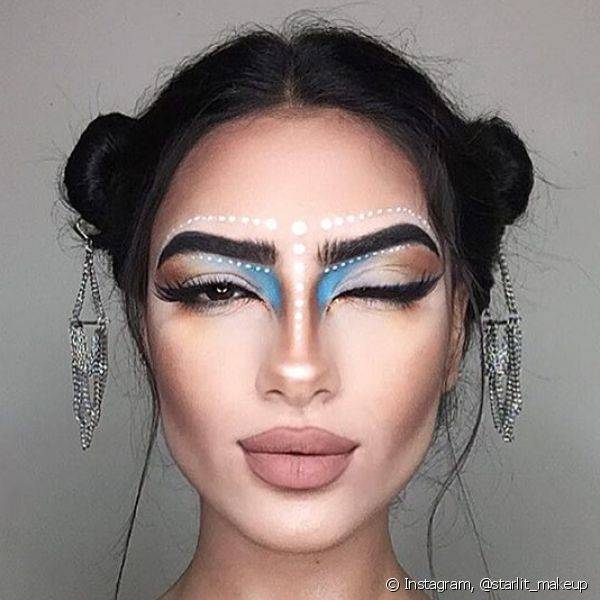 Para a maquiagem das librianas, a maquiadora deu foco aos olhos com uma sombra branca e detalhes em azul nos cantinhos dos olhos, além de pontinhos brancos no contorno das sobrancelhas (Foto: Instagram @starlit_makeup)